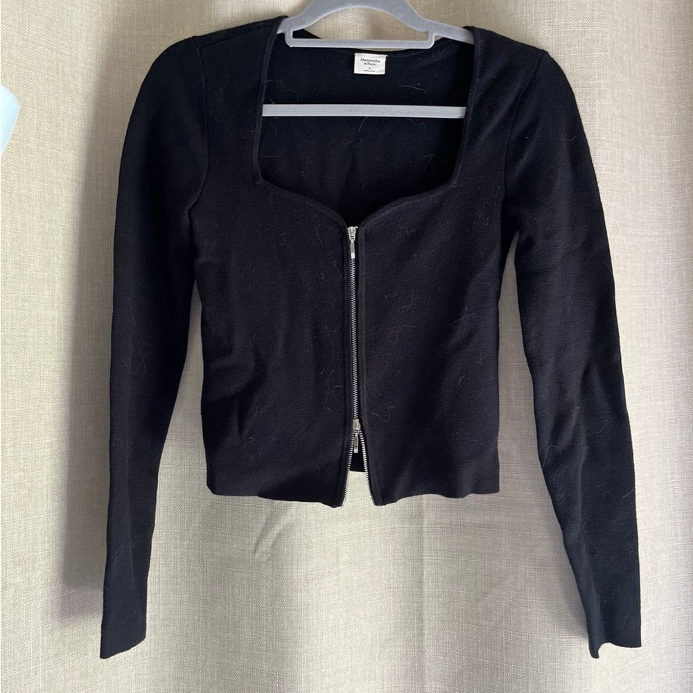 Abercrombie sweetheart neckline zipup sweater